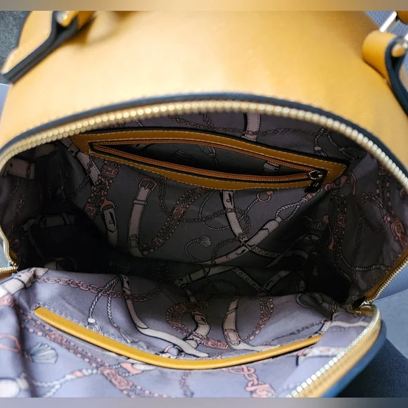 Backpack - Picture 4 of 5